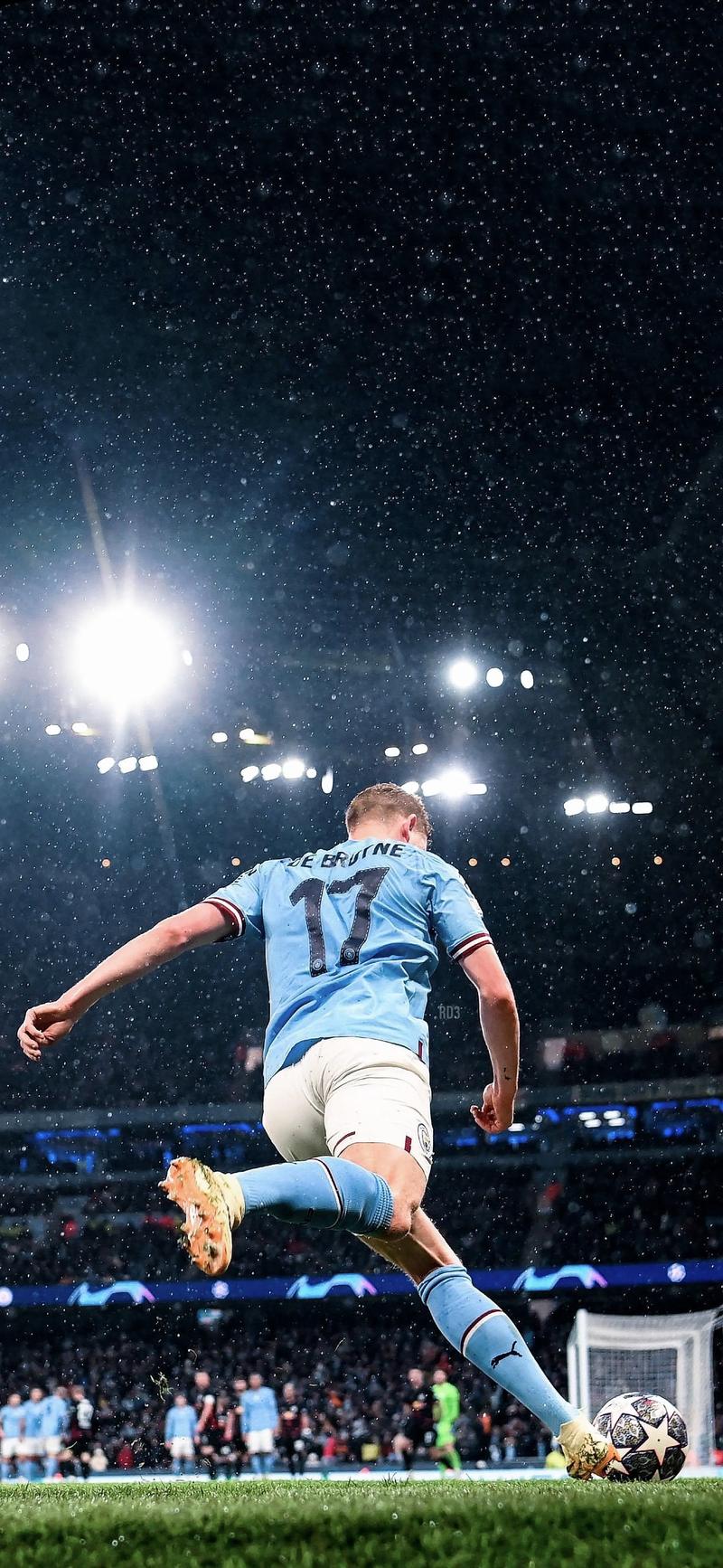 正随巴西在枪手基地训练，维尼修斯与多名阿森纳青训球员合影